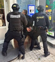 Поліцейські викрили житомирянина у збуті наркотиків та вибухівки
