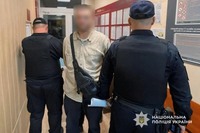 Працівники кримінальної поліції затримали 43-річного підозрюваного у пограбуванні жінки у місті Дніпрі