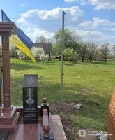 Забрав прапор та квіти з могили захисника: чуднівські поліцейські викрили підозрюваного у нарузі