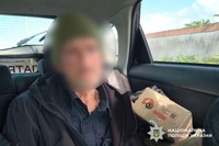 У Полонному поліцейські затримали чоловіка, який викрав смартфон з прилавку магазину