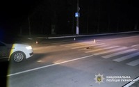 Поліція розшукує автомобіль та водія, який здійснив наїзд на жінку в Кременчуці та зник з місця ДТП