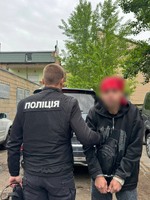 Столичні правоохоронці затримали наркозбувача, який розкладав «закладки» у центрі міста