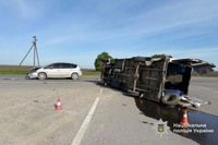 На Збаражчині перекинувся бус з пасажирами: на місці ДТП працюють слідчі поліції