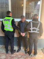 Вдарив ножем у шию: у Виноградові поліція затримала зловмисника, який під час сварки поранив свого знайомого