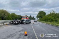 На Хмельниччині слідчі встановлюють обставини ДТП, у якій травмувались двоє водіїв