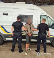 Повалив жінку на землю та зірвав з шиї прикраси: поліцейські Берегова затримали нападника