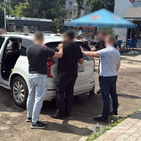 Пропонував 5 000 доларів хабаря за самовільне залишення частини без наслідків: у Львові поліція затримала родича військовослужбовця