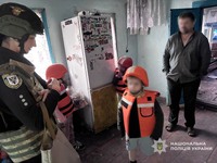 Новгород-Сіверські поліцейські евакуювали родину з трьома дітьми з обстрілюваного прикордонного села