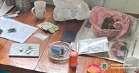 На Буковині поліцейські викрили чоловіка, який незаконно зберігав та збував наркотики, а також вирощував коноплі