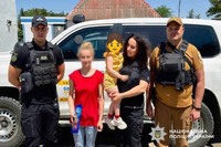 На Херсонщині поліцейські евакуювали матір із дитиною з обстрілюваної Білозерки