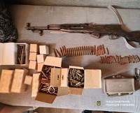 Поліцейські Дніпра затримали 49-річного місцевого жителя за незаконне зберігання зброї та боєприпасів