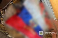 Чоловіка, який на Вінниччині вийшов на подвір’я, обгорнувшись російським триколором, затримала поліція