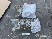 У Мукачеві поліція затримала зловмисника, який торгував наркотиками та постачав до різних регіонів України