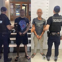 Поліцейські оперативно розшукали та затримали двох зловмисників, які побили та пограбували чоловіка на одній з вулиць Ужгорода