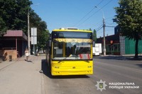 У Хмельницькому поліцейські встановлюють обставини ДТП, в якій травмувалась пасажирка тролейбуса