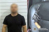 У Хмельницькому поліцейські затримали чоловіка, який влаштував стрілянину в одному з мікрорайонів міста