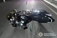 У Красилові у ДТП загинув мотоцикліст, його пасажирка травмувалася: поліцейські встановлюють обставини події