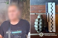 В одному із житлових дворів Хмельницького поліцейські затримали чоловіка з гранатою