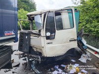 Поліція Закарпаття розслідує ДТП за участі двох вантажних автомобілів: загинув один з пасажирів