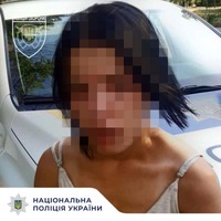 У Запоріжжі поліцейські охорони виявили у громадянки речовину, схожу на наркотичну