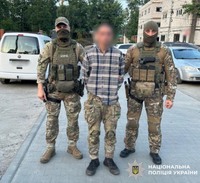Погрожуючи гранатою, викрав товар та втік: поліція Київщини затримала зловмисника, за вчинення розбійного нападу
