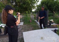 Наруга заради прибутку: на Охтирщині поліцейські викрили чоловіка, який грабував могили