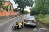 У Хмельницькому поліцейські встановлюють обставини ДТП, в якій травмувався 29-річний мотоцикліст