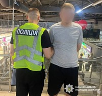 Поліцейські затримали чоловіка, який з ножем напав на відвідувача торгівельного центру у Голосіївському районі столиці