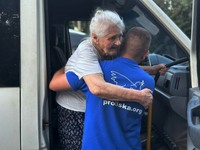 У Павлограді транзитний центр приймає все більше евакуйованих, доставлено додаткові ліжка та речі першої потреби