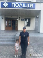В Ужгороді поліція притягнула до відповідальності нетверезу матір  пʼятирічної дівчинки, яка наодинці блукала містом: дитину вилучили і передадуть медикам