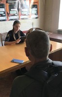 Офіцер поліції говорила з клієнтом пробації про важливість відповідального ставлення до життя в суспільстві.