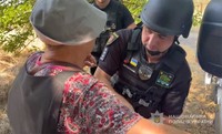Василівські поліцейські врятували з-під обстрілів літнє подружжя та матір із сином
