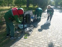 В одеських парках триває ремонт лавок, урн та дитячих майданчиків