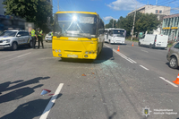 Поліція розслідує обставини ДТП з травмованими у Вінниці за участі автобуса та легковика