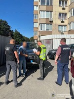 Продавали гуманітарні авто: поліція Вінниччини затримала керівницю благодійної організації та її спільника