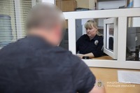 Поліція Сум оперативно затримала зловмисника, який пограбував жінку