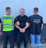Під деревиною у вантажівці намагався перевезти дев’ятьох чоловіків: поліція Виноградова затримала підприємця з Хустщини