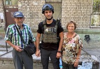 Евакуація триває: запорізькі поліцейські продовжують рятувати людей з-під обстрілів