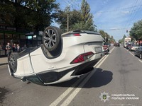 Столична поліція працює на місці ДТП з перекиданням у Шевченківському районі