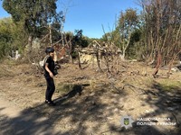 Поліцейські спецпідрозділу «Білий янгол» евакуювали жінку з обстрілюваного ворогом села