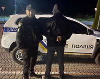 Поліцейські охорони Закарпаття затримали чоловіка, який перебував у розшуку