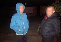 У Калинівці поліцейські охорони затримали двох чоловіків, які проникли до приватного будинку