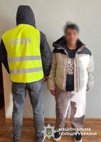 Поліцейські Києва затримали зловмисницю, яка під приводом «зняття порчі» виманила в 19-річної дівчини золотих прикрас на 120 тисяч гривень