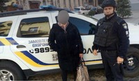 Поліцейські охорони затримали крадійку на гарячому