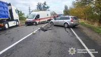 Поліцейські встановлюють обставини ДТП у Миколаївському районі за участі легковика та медичного спецтранспорту