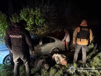 Забезпечували рятувальними жилетами та металевими щипцями: закарпатські поліцейські затримали двох зловмисників за переправлення чоловіків через кордон