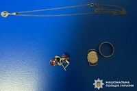 Оперативники затримали дівчину, яка викрала у вінницької пенсіонерки гроші та прикраси