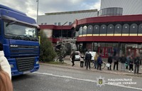 У Чернівецькому районі внаслідок наїзду вантажівки травмувався пенсіонер: слідчі поліції розслідують обставини ДТП