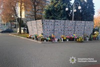 Поліцейські Черкас затримали чоловіка, який осквернив алею з портретами загиблих Героїв
