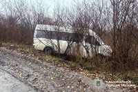 На Старокостянтинівщині мікроавтобус з пасажирами врізався в дерево — поліцейські встановлюють обставини ДТП